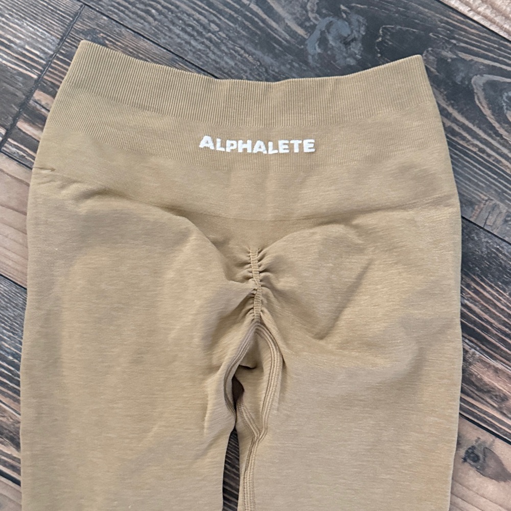 Alphalete Scrunch Butt Camel/Tan Seamless Leggings in size XS